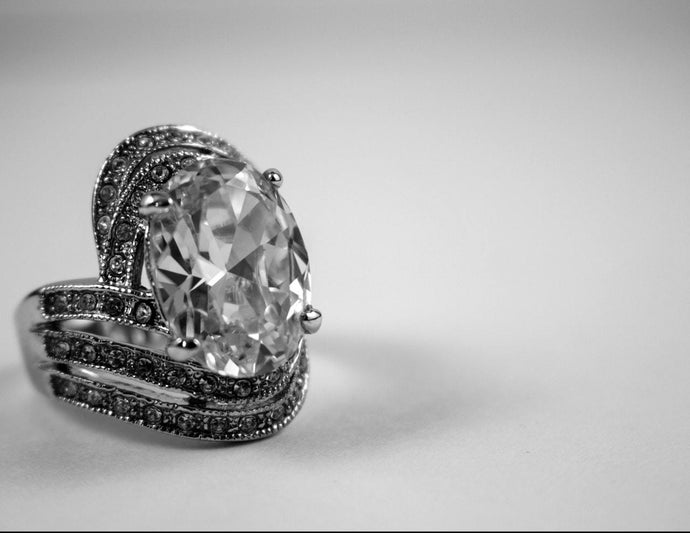 How to Purchase a Diamond Engagement Ring | The Beginner's Guide